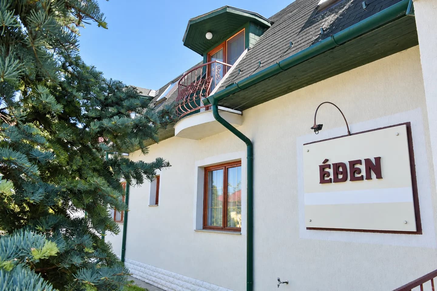 Az Éden tábla a vendégház falán